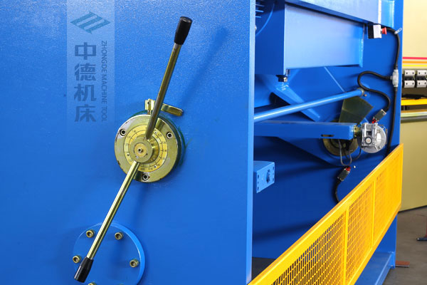 ZDSK-1632剪板機(jī)刀片間隙手動(dòng)調(diào)節(jié)器，刻度清淅，調(diào)節(jié)省力又簡便.jpg