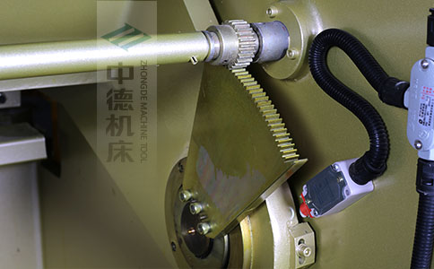 ZDS-840采用高精度刀片間隙調節齒輪，經過淬火高硬度又耐磨，表面鍍鋅不生銹，長年累月使用依然有很高的調節精度.jpg