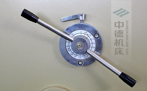 ZDS-840剪板機刀片間隙手動調節器，刻度清淅，調節省力又簡便.jpg