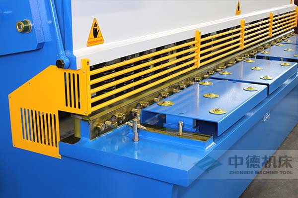 ZDS-2032剪板機進料口，安全防護，進料無阻，又能直接觀看到燈光對線的剪切位置.jpg