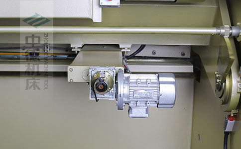 ZDS-640剪板機后檔料結構，平行度高，并采用國內一流品牌軸承，耐磨抗壓壽命長.jpg